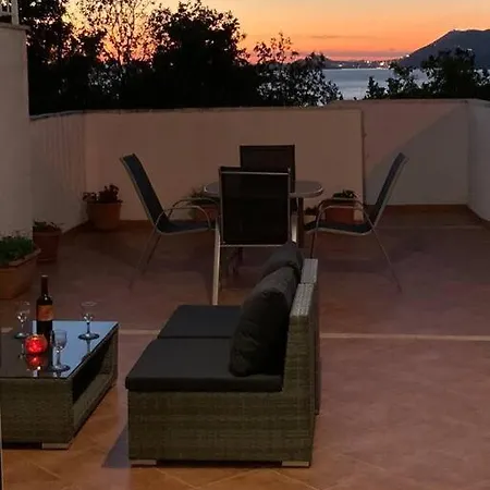 Lovely Split Level With Sea View, Pool, Free Parking And Wifi * Cavtat