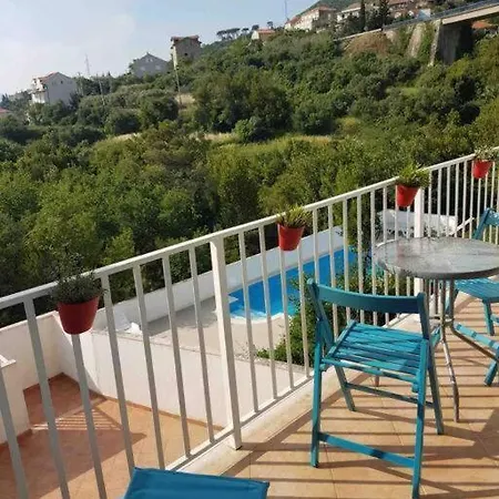 Lovely Split Level With Sea View, Pool, Free Parking And Wifi Cavtat