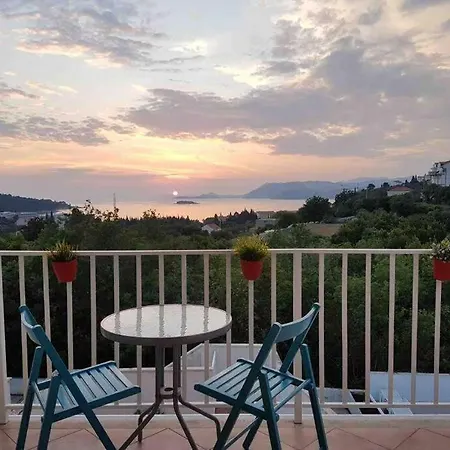 Lovely Split Level With Sea View, Pool, Free Parking And Wifi Appartement *