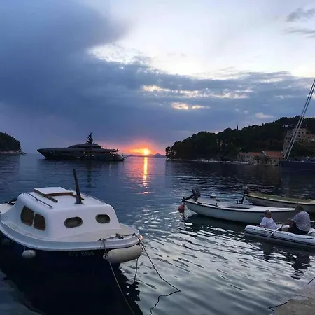 Lovely Split Level With Sea View, Pool, Free Parking And Wifi Apartamento Cavtat