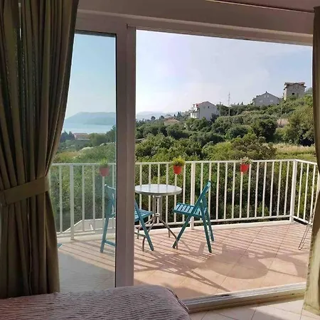 Lovely Split Level With Sea View, Pool, Free Parking And Wifi Apartamento Cavtat