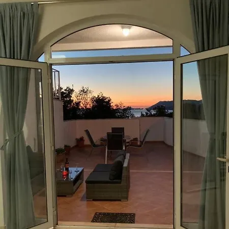 Apartamento Lovely Split Level With Sea View, Pool, Free Parking And Wifi Cavtat