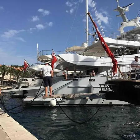 Apartamento Lovely Split Level With Sea View, Pool, Free Parking And Wifi Cavtat