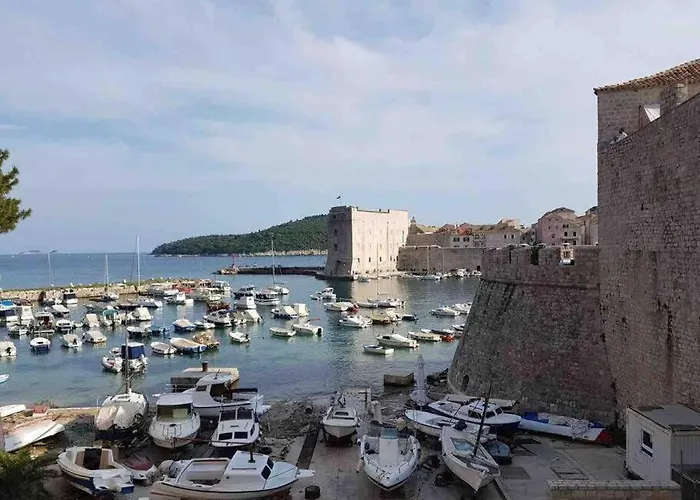 Lovely Split Level With Sea View, Pool, Free Parking And Wifi *