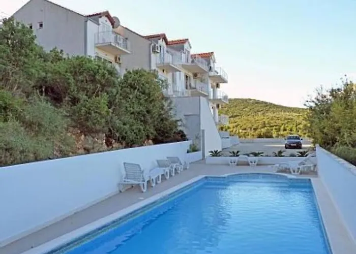 Lovely Split Level With Sea View, Pool, Free Parking And Wifi