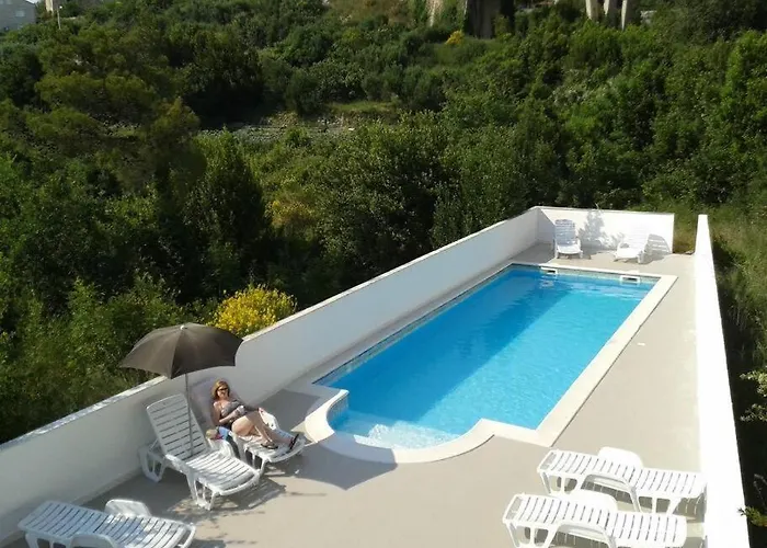 Lovely Split Level With Sea View, Pool, Free Parking And Wifi *