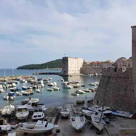 Lovely Split Level With Sea View, Pool, Free Parking And Wifi *