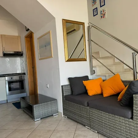 Lovely Split Level With Sea View, Pool, Free Parking And Wifi Apartament