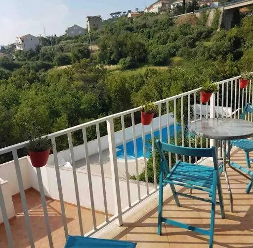Lovely Split Level With Sea View, Pool, Free Parking And Wifi Cavtat