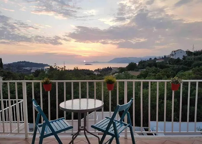 Lovely Split Level With Sea View, Pool, Free Parking And Wifi Apartament *