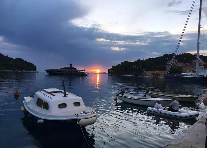 Lovely Split Level With Sea View, Pool, Free Parking And Wifi Apartament Cavtat