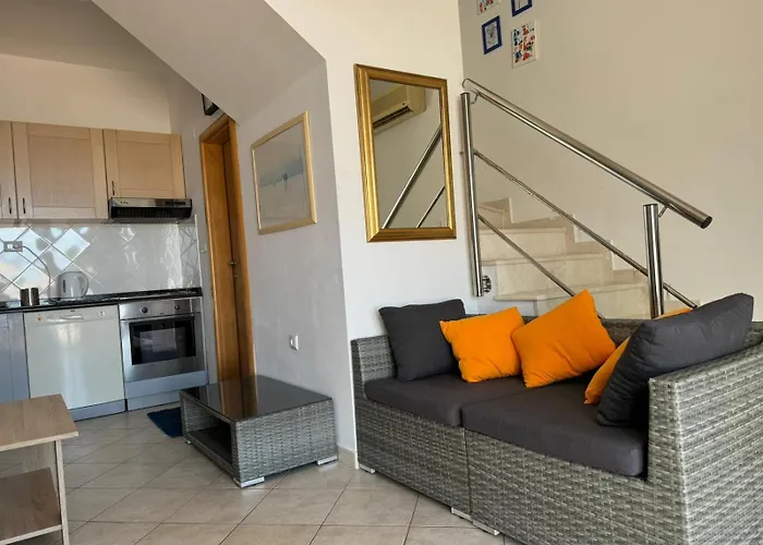 Lovely Split Level With Sea View, Pool, Free Parking And Wifi Apartament